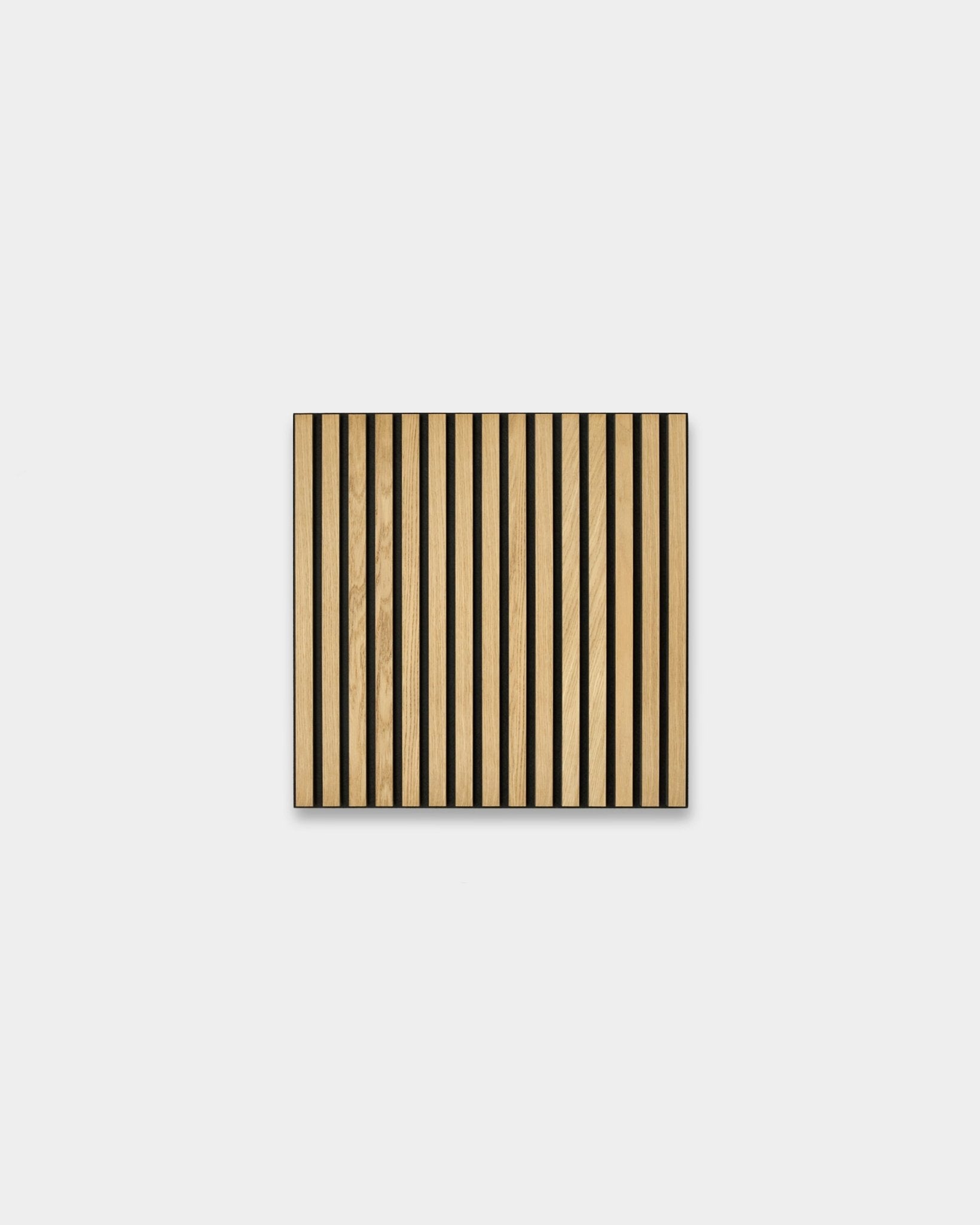 Akupixel Akustikkpanel fra WoodUpp med vekslende vertical striper av klassisk eikefinér og black filt på black MDF, 60x60 cm, skandinavisk design.